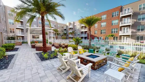 Cour intérieure avec foyer, chaises et piscine du secteur Clear Lake, à West Palm Beach