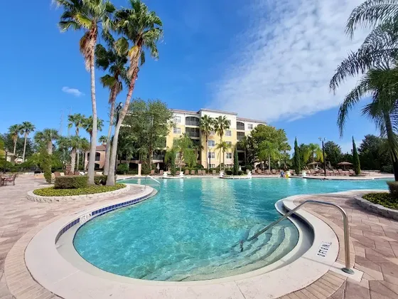 Piscine et palmiers du complexe World Quest Resort, à Orlando